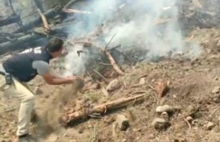 Polis avuç avuç kumla ormanda yükselen alevleri...