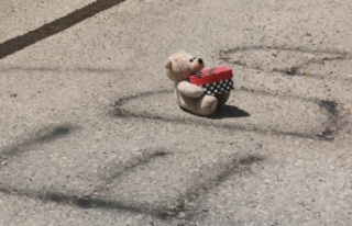 Romantik sevgili kız arkadaşının komşusunu ayağından...