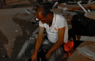 Saatlerce aynı yerde oturan şahıs polisi alarma...