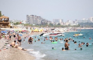 Sıcaklık 40 dereceyi buldu Antalya'da sahiller...