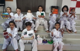 Tekvando öğrencileri, sokak hayvanları için mama...