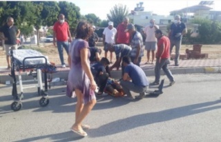 Vip tur minibüsü önce motosiklete sonra araca çarptı