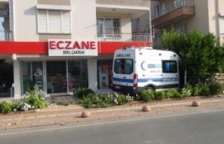 Yoldan çıkan ambulans az daha eczaneye giriyordu
