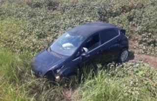 Yoldan çıkan araç tarlaya uçtu: 2 yaralı var