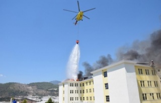 Yurt binasının çatısındaki yangına helikopterli...