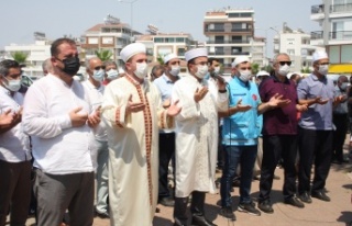 Yüzlerce kişi Manavgat’taki yangınların durması...