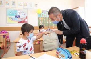 400 yangınzede çocuğa çanta ve kırtasiye desteği