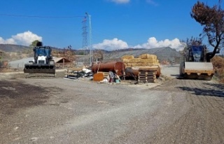 Afetzedeler için kurulan konteynırların önüne...