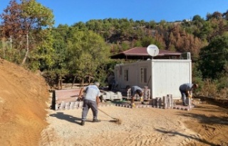 Afetzedelerin yaşadığı prefabrik evler kışa...