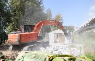 Alanya Belediyesi'nden kaçak yapıya yıkım