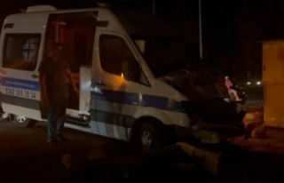 Alanya'da ambulansla hafif ticari araç çarpıştı:...