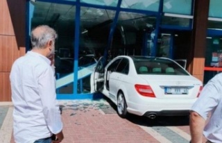 Alanya'da araç markete daldı