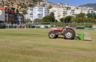 Alanya'da çim sahalar kışlık bakıma alındı