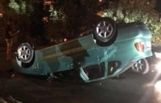 Alanya'da virajı alamayan araç takla attı