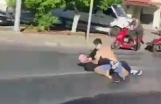 Alanya'da yol ortasında yumruk yumruğa kavga