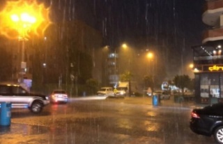 Alanya'ya yağmur fırtınayla birlikte geldi