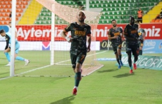 Alanyaspor 3'te 3 yaptı, zirveye koyuldu