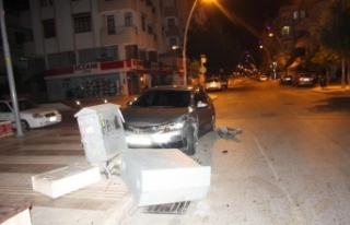 Alkollü sürücünün karıştığı kazada araçlardan...