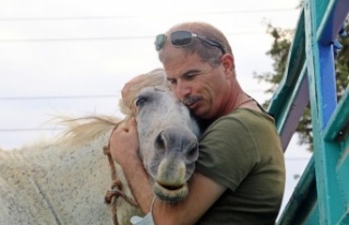 Atı çalınan eşinin üzüntüsüne dayanamayan...