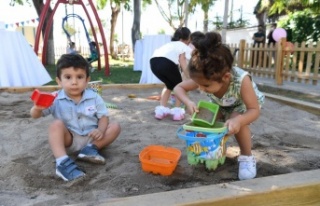 Bebeklere özel parkın açılış kurdelesini çocuklar...