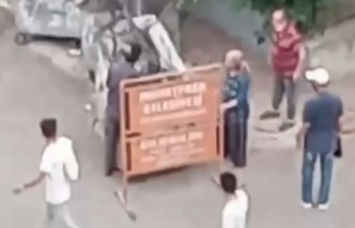 Belediyeye ait tabelayı götürmek isteyen gence,...