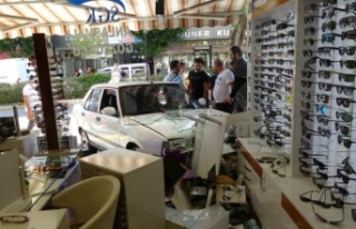 Drift atan otomobil iş yerine daldı, ortalık savaş...