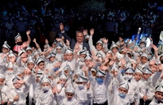 Düğün havasında sünnet şöleninde çocuklar...