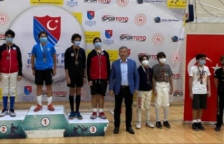 Eskrimciler Osmaniye'den madalyalarla döndü