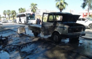 Evine yeni aldığı koltuk takımı araçla birlikte...