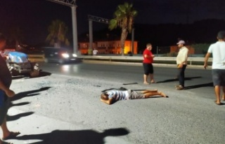 Gazipaşa'da traktöre çarpan sürücü otomobilin...