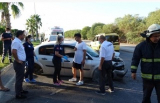 Hurdaya dönen otomobilden burunları kanamadan çıktılar