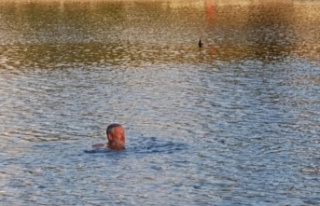 İnatçı Rus turist yüzmenin yasak olduğu gölden...