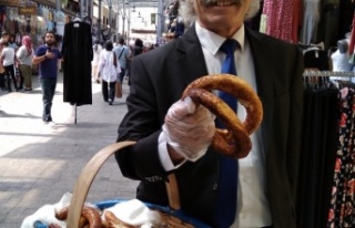 İş insanı gibi giyinip çarşıda sepetle simit...
