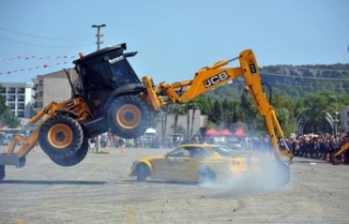 İş makinalarının altından geçerek drift yapan...