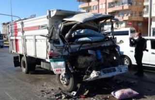 Kamyon, kırmızı ışıkta bekleyen tıra çarptı:...