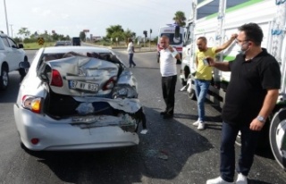 Kırmızı ışıkta bekleyen otomobile kamyon çarptı,...