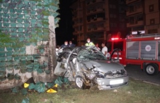 Kontrolden çıkan otomobil köprüye saplandı: 1...