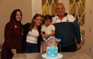 Minik Ahmet ilk adımını atmanın mutluluğunu Mehmet...