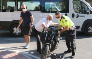 Motosiklet ile halk otobüsü çarpıştı: 1 yaralı