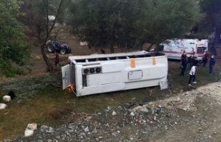 Otobüs şarampole devrildi: 1 ölü, 9 yaralı var