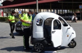 Otomobil, motorlu bisiklete çarptı: 1 yaralı var