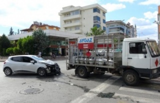 Otomobil, tüp kamyonuna çarptı: 1 yaralı