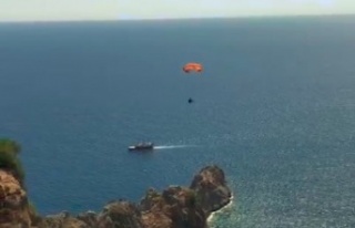 Rüzgar tersten esince düşen yamaç paraşütçüsü...