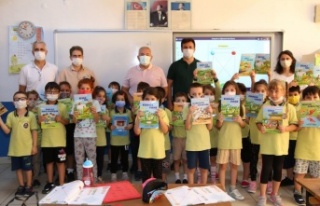 Şahin'den minik öğrencilere anlamlı hediye