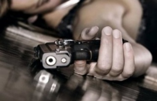 Silah sesi üzerine odaya koşan aile, genç anneyi...