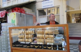 Simit satar gibi altın bilezik satıyor...40 yıllık...