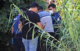 Şüpheli ölüm olayında inceleme yapan polisin...