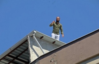 Temaslı adam çatıda polise 7 saat ecel terleri...