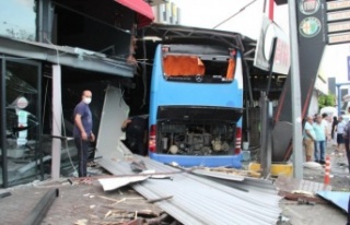 Turizm otobüsü karşı şeride geçip iş yerine...