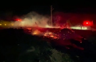 Yakılan sera atıkları araziye sıçradı, mahalleli...